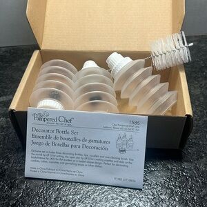 Decorator bottle kit. Pampered Chef New in box. Even little hands can us…